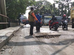 Warga Keluhkan Jembatan Bypass Lebak Berlubang, Minta Pemerintah Perbaiki