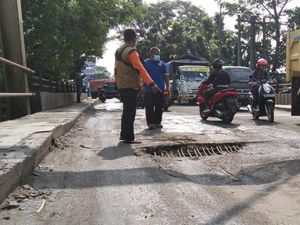 Warga Keluhkan Jembatan Bypass Lebak Berlubang, Minta Pemerintah Perbaiki Warga Keluhkan Jembatan Bypass Lebak Berlubang, Minta Pemerintah Perbaiki