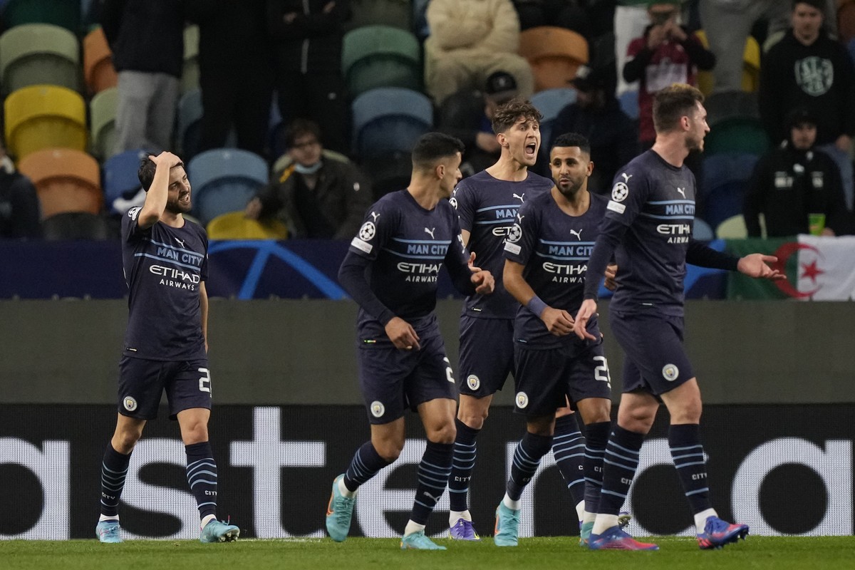 Pep Guardiola menilai Liverpool adalah rival utama Manchester City di kompetisi-kompetisi utama musim ini. Foto: AP/Armando Franca