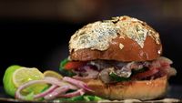 Unik! Di Mesir Ada Burger Ikan Asin Bertabur Emas, Mau Coba?