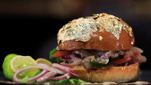 Unik! Di Mesir Ada Burger Ikan Asin Bertabur Emas, Mau Coba?