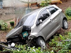 Brak! Mobil Camat Cikidang Tabrak Pohon