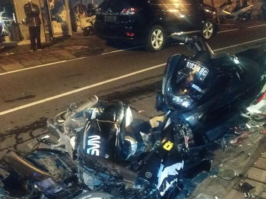 Mobil Tabrak 4 Motor di Bali, 1 Korban Alami Patah Tulang