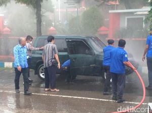 Mobil Terbakar di Depan Kantor DPRD Sumenep, Diduga Karena Korsleting