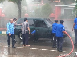 Mobil Terbakar di Depan Kantor DPRD Sumenep, Diduga Karena Korsleting