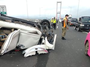 Ada Mobil Terbalik di Suramadu, Arus Merambat