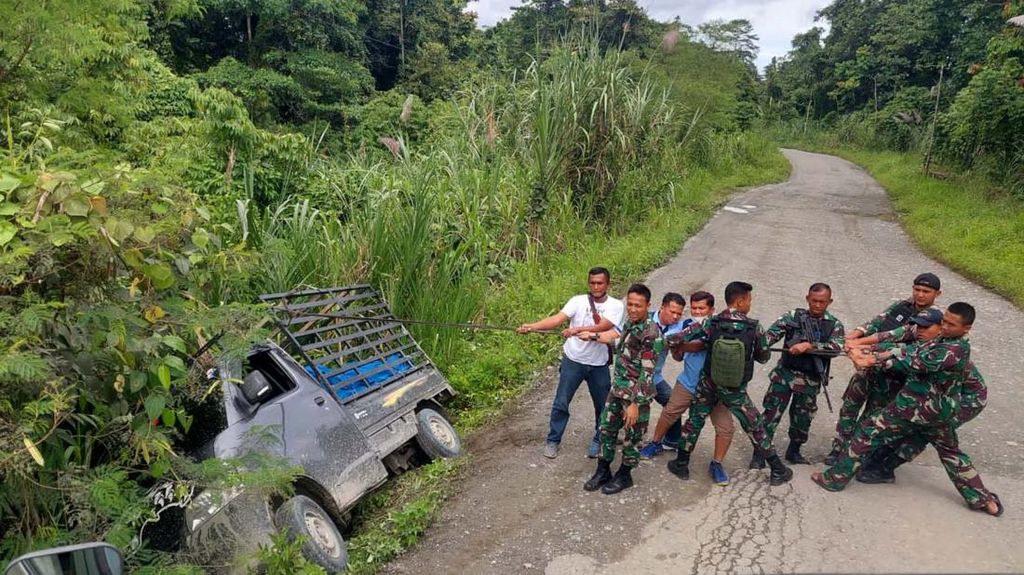 Momen TNI Evakuasi Kendaraan yang Hampir Masuk Jurang di Papua