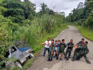 Momen TNI Evakuasi Kendaraan yang Hampir Masuk Jurang di Papua