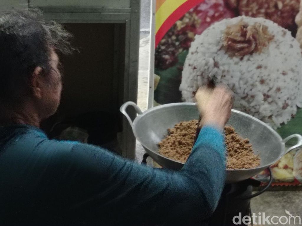 Nasi Tutug Oncom, Menu Jelata yang Melegenda di Tasikmalaya
