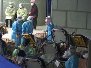 Hong Kong Diserbu Omicron, Pasien Menumpuk di Halaman RS