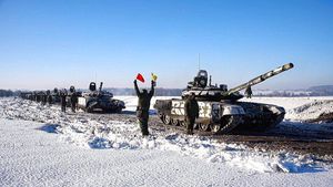 Penampakan Tank-tank Rusia yang Ditarik dari Perbatasan Ukraina