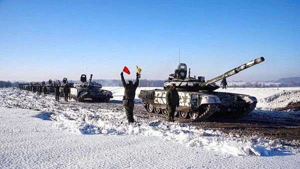 Penampakan Tank-tank Rusia yang Ditarik dari Perbatasan Ukraina