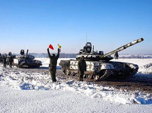 Penampakan Tank-tank Rusia yang Ditarik dari Perbatasan Ukraina Penampakan Tank-tank Rusia yang Ditarik dari Perbatasan Ukraina
