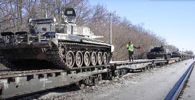 Penampakan Tank-tank Rusia yang Ditarik dari Perbatasan Ukraina