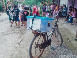 Penjual Gorengan yang Pakai Kostum Nyi Blorong Omzetnya Naik 3 Kali Lipat