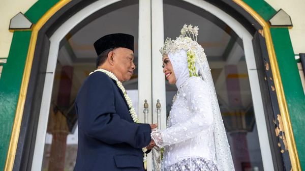 Foto: Kisah di Balik Viral Kakek-kakek Nikahi Cinta Pertamanya di Usia 61