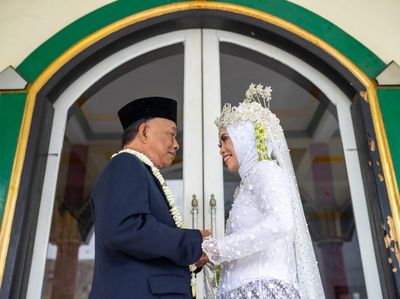 Foto: Kisah di Balik Viral Kakek-kakek Nikahi Cinta Pertamanya di Usia 61