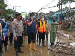 Plt Walkot dan Kapolres Bekasi Tinjau Lokasi Banjir di Pondok Gede Permai