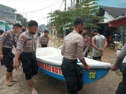 Polisi Evakuasi Warga Pondok Gede Permai Bekasi yang Kebanjiran