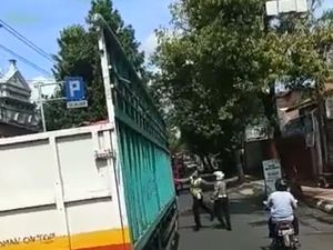 Heboh Video Polisi di Kudus Lempar Helm ke Sopir Truk, Begini Ceritanya Heboh Video Polisi di Kudus Lempar Helm ke Sopir Truk, Begini Ceritanya