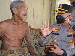 Dorong Vaksinasi COVID-19 Lansia Situbondo, Polisi Sambangi Rumah Terpencil