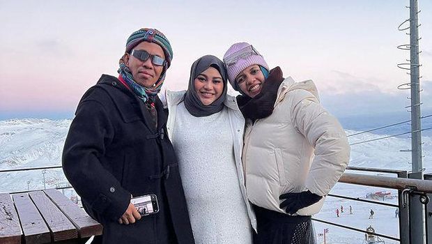 Potret Aurel dan Orang Tua Atta Hailintar