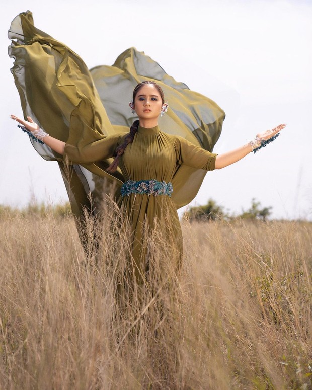 Potret Sylish Tissa Biani dengan Busana Nyentrik/ Foto : Instagram @tissabiani Potret Sylish Tissa Biani dengan Busana Nyentrik