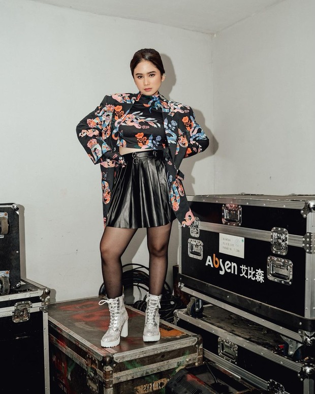 Potret Sylish Tissa Biani dengan Busana Nyentrik/ Foto : Instagram @tissabiani Potret Sylish Tissa Biani dengan Busana Nyentrik