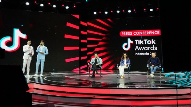Fabian Dharmawan, selaku Perwakilan Juri, Dini Putri, Programming & Acquisition Director, RCTI serta Ruben Onsu, selebriti yang masuk dalam nominasi 'Celebrity of The Year' pada acara Press Conference TikTok Awards Indonesia 2021