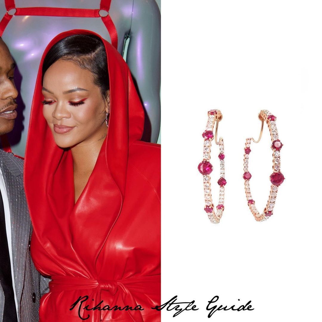 Rihanna memakai anting Chopard