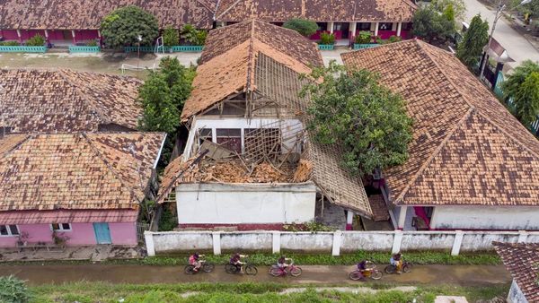 Ruang Kelas SDN Rawagempol Kulon I Karawang Ambruk