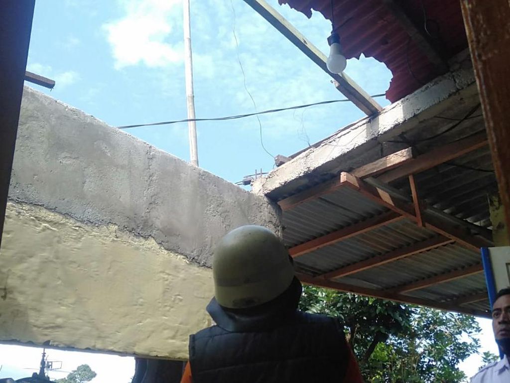 Dua Rumah di Kota Bogor Rusak Akibat Diguyur Hujan Deras