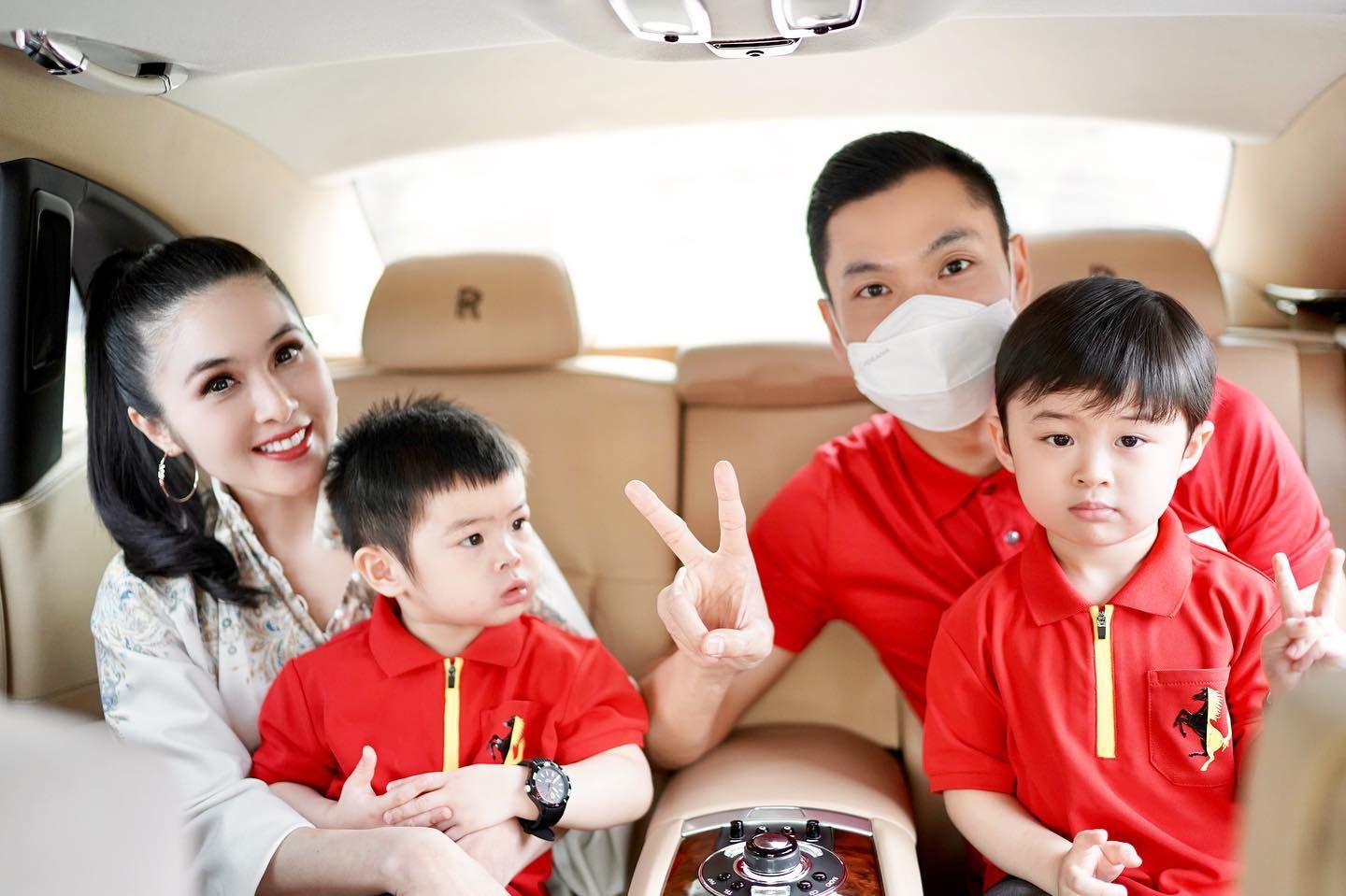 Sandra Dewi dan suami