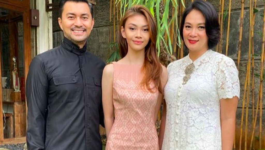 8 Potret Cantik Anak Anjasmara, Atlet Ice Skating dan Calon Dokter 8 Potret Cantik Anak Anjasmara, Atlet Ice Skating dan Calon Dokter