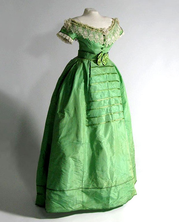 Scheele's Green Dress/Foto : victoriana.com untuk menghasilkan warna hijau kekuningan yang indah, dibutuhkan zat pewarna arsenik yang sangat berbahaya