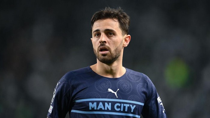 LISBON, PORTUGAL - FEBRUARY 15: Bernardo Silva of Manchester City looks on during the UEFA Champions League Round Of Sixteen Leg One match between Sporting CP and Manchester City at Estadio Jose Alvalade on February 15, 2022 in Lisbon, Portugal. (Photo by Mike Hewitt/Getty Images)