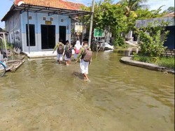 Sekolah Terendam Banjir 2 Bulan, Siswa di Lamongan Tetap Belajar di Musala