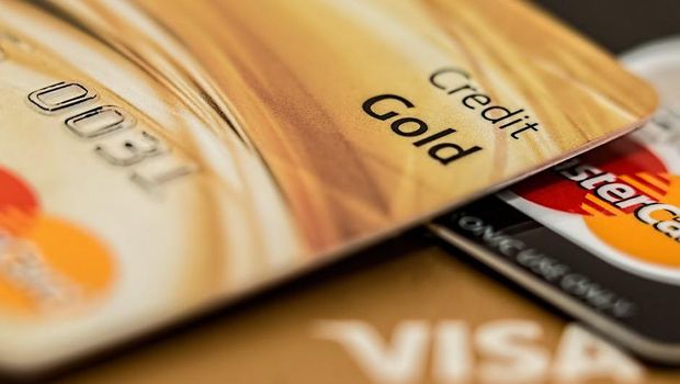 Salah satu tanda kamu orang boros adalah lebih sering menggunakan kartu kredit.