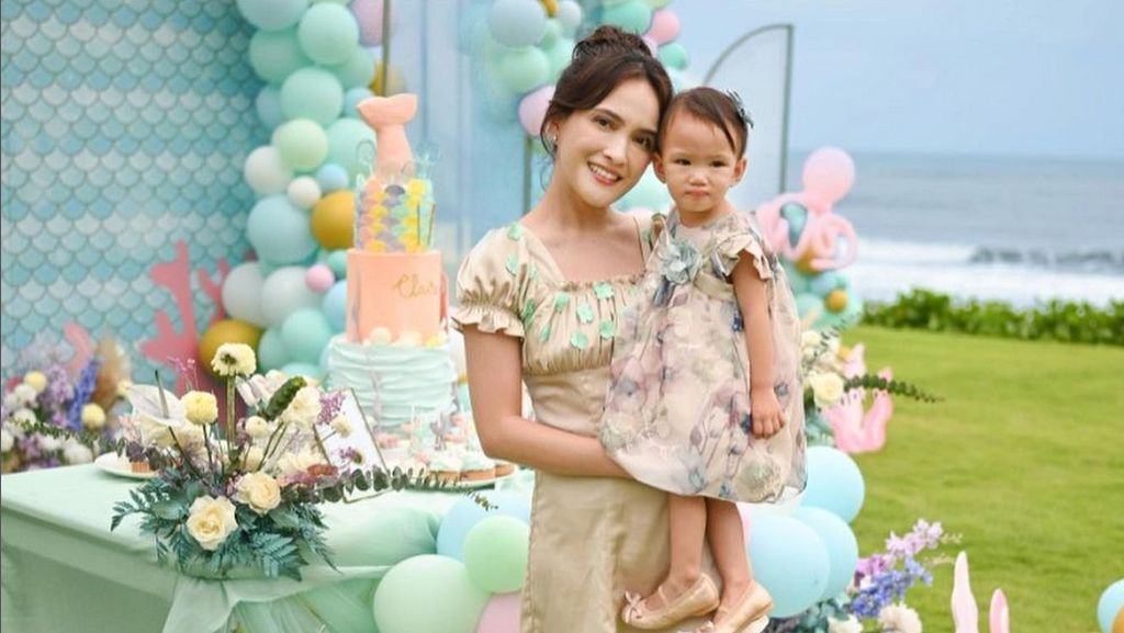7 Gaya Simpel Shandy Aulia Pakai Gaun Mini di Ulang Tahun Putrinya yang Ke-2