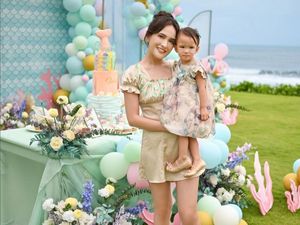 7 Gaya Simpel Shandy Aulia Pakai Gaun Mini di Ulang Tahun Putrinya yang Ke-2 7 Gaya Simpel Shandy Aulia Pakai Gaun Mini di Ulang Tahun Putrinya yang Ke-2