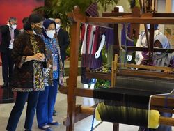 Wow! Tenun Made In Gresik Dilirik Christian Dior, Mejeng di Forum G20