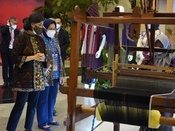 Wow! Tenun Made In Gresik Dilirik Christian Dior, Mejeng di Forum G20
