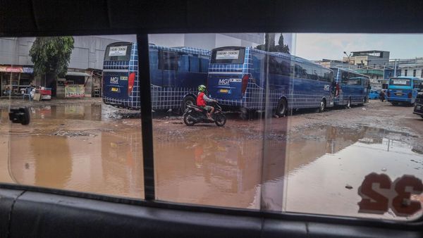 Terminal Cibinong Tidak Terawat, Jalan Rusak dan Tergenang