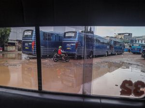 Terminal Cibinong Tidak Terawat, Jalan Rusak dan Tergenang Terminal Cibinong Tidak Terawat, Jalan Rusak dan Tergenang