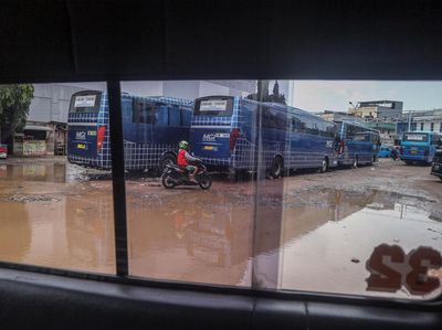 Terminal Cibinong Tidak Terawat, Jalan Rusak dan Tergenang