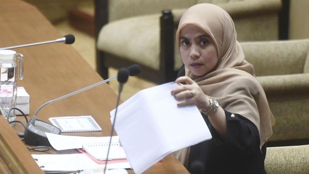Calon anggota Komisi Pemilihan Umum (KPU) Betty Epsilon Idroos mengikuti uji kelayakan dan kepatutan di Kompleks Parlemen, Senayan, Jakarta, Senin (14/2/2022). Komisi II DPR menggelar uji kelayakan dan kepatutan terhadap 14 calon anggota KPU periode 2022-2027. ANTARA FOTO/Hafidz Mubarak A/wsj.