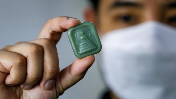 Unik! Remaja Thailand Bikin Jimat Keberuntungan dari Sampah Plastik