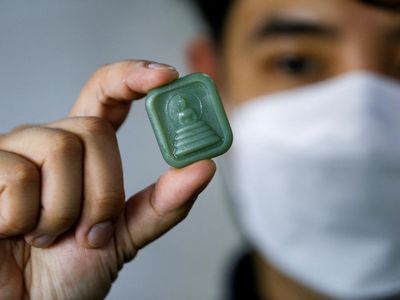 Unik! Remaja Thailand Bikin Jimat Keberuntungan dari Sampah Plastik