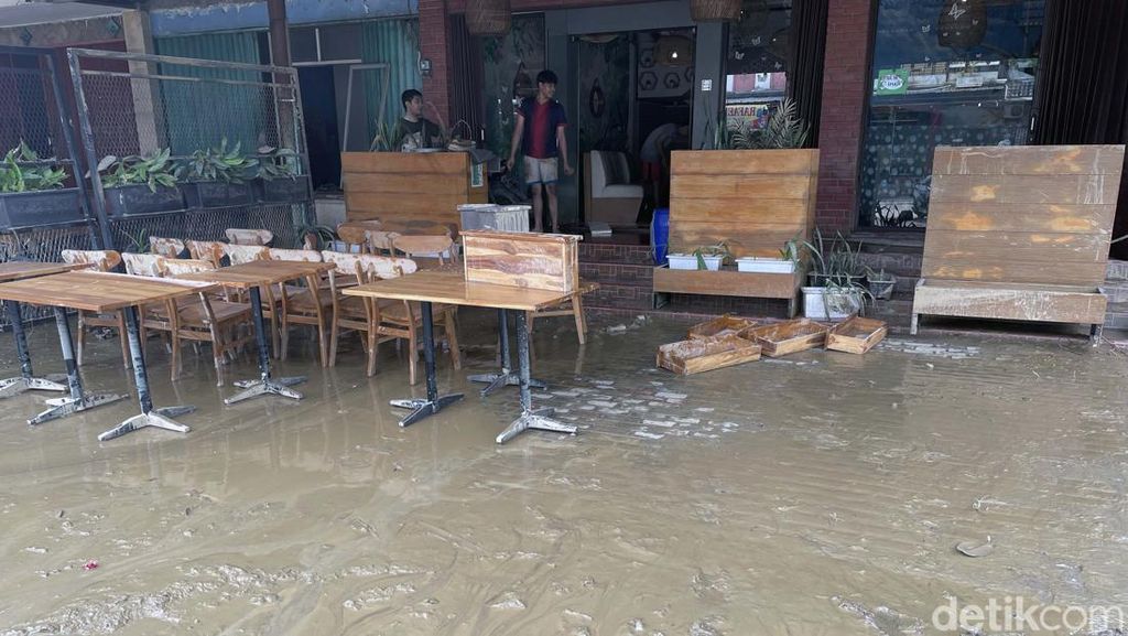 Usai Banjir, Pertokoan di PGP Kota Bekasi Belum Normal Usai Banjir, Pertokoan di PGP Kota Bekasi Belum Normal