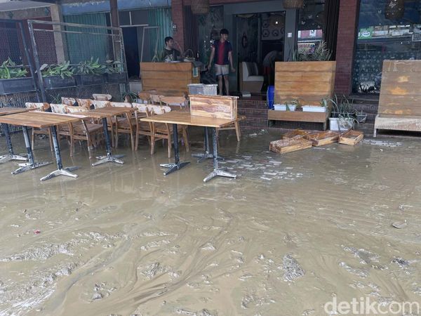 Usai Banjir, Pertokoan di PGP Kota Bekasi Belum Normal